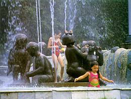 kids_playing_in_fountain.jpg (13636 bytes)